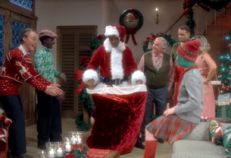 Sia представила клип к рождественской песне «Santa’s Coming for Us»