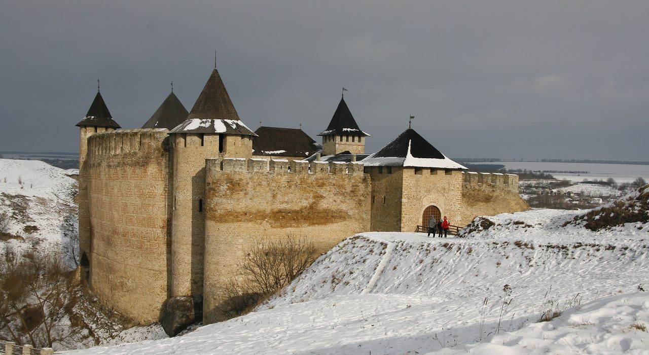 Білим по сірому: 20 замків України під снігом