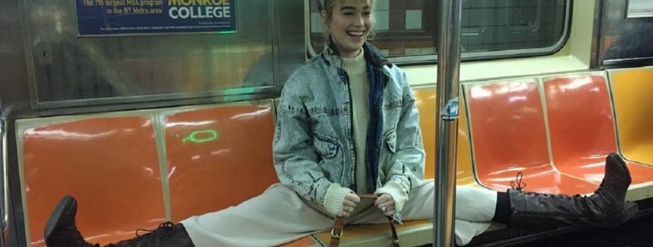 В сети смеются над мужчинами, которые раздвигают ноги в транспорте