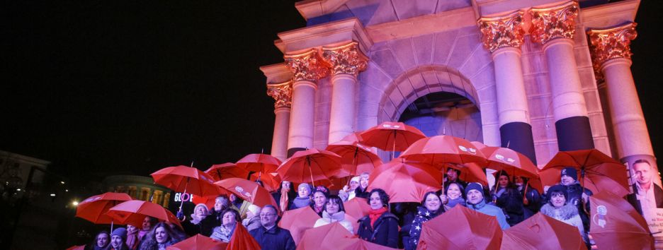 Оранжевая стела: в Киеве дали старт кампании по борьбе с насилием над женщинами (фото)