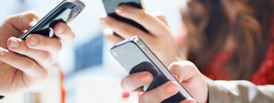 Смартфон теперь сам определяет, когда в него подсматривают