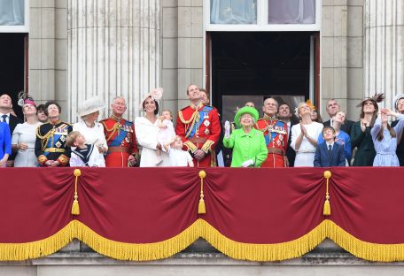 Ремонт Букингемского дворца: британцы призывают отказаться от монархии
