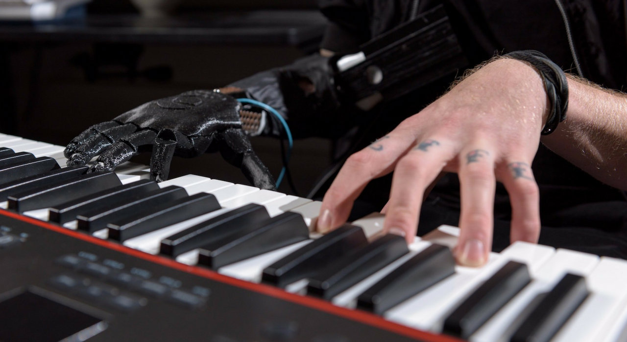 Потерявший руку музыкант смог играть на фортепиано благодаря уникальному протезу