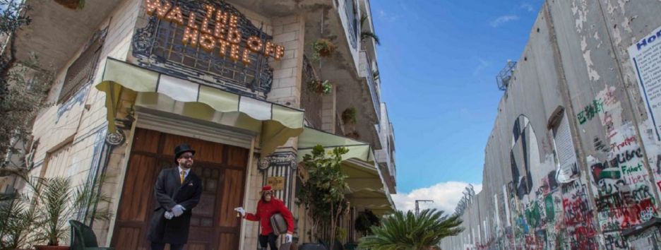 Режиссер Дэнни Бойл и художник Бэнкси сняли рождественский фильм