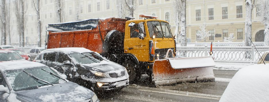 Метель в Киеве: заснеженные улицы и застывший в пробках город