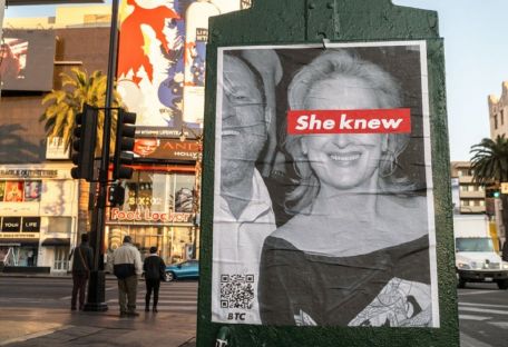 В США появились плакаты с надписью «Она знала» против Мерил Стрип