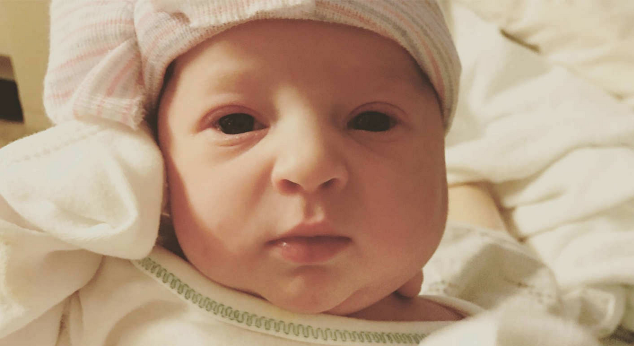 Новорожденная Эмма 24 года была замороженным эмбрионом