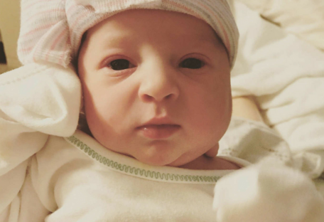 Новорожденная Эмма 24 года была замороженным эмбрионом