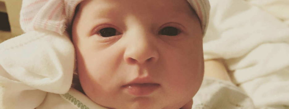 Новорожденная Эмма 24 года была замороженным эмбрионом