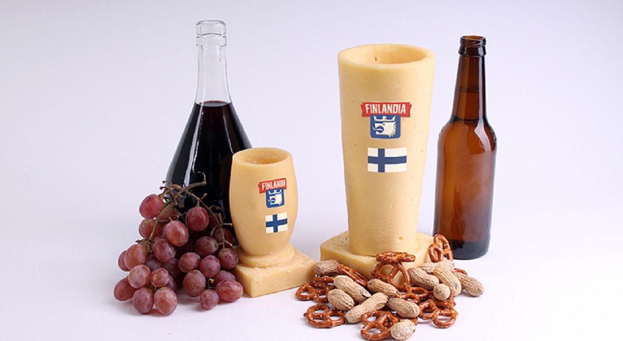 В Финляндии создали бокалы из сыра для пива и вина