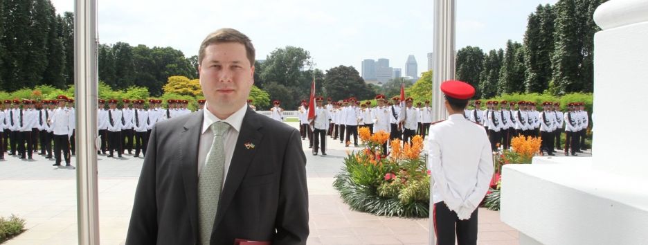 Работа в Кабмине и жена из России: что известно о задержанном за шпионаж Станиславе Ежове