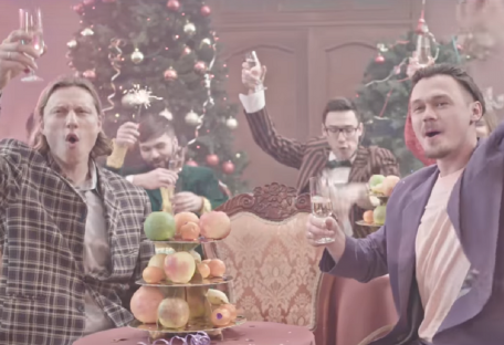 Новогодняя вечеринка в новом клипе Ивана Дорна «Мастерской огонек»