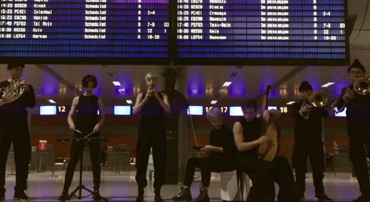 ONUKA сыграла «Щедрик» Николая Леонтовича во львовском аэропорту