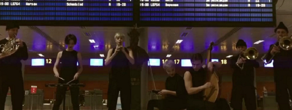 ONUKA сыграла «Щедрик» Николая Леонтовича во львовском аэропорту