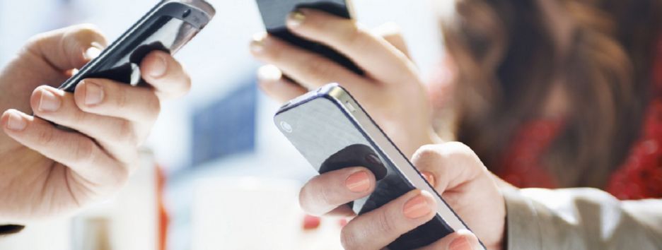 Ученые доказали, что поднятие телефона вверх не улучшает связь