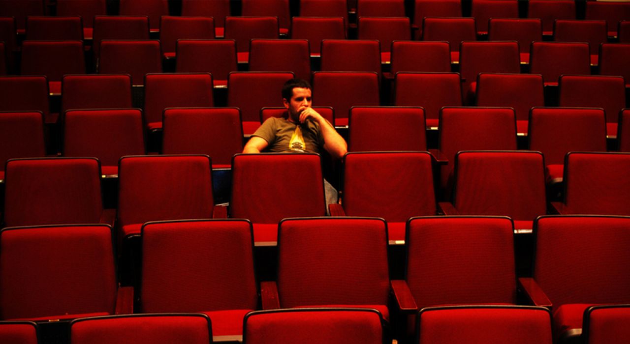 EX.UA: Смотреть кино в интернете или в кинотеатре?