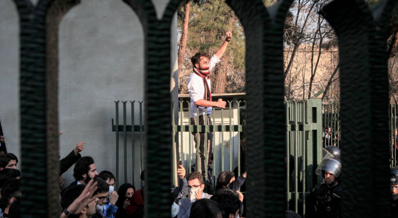 Протесты в Иране: революция или диверсия