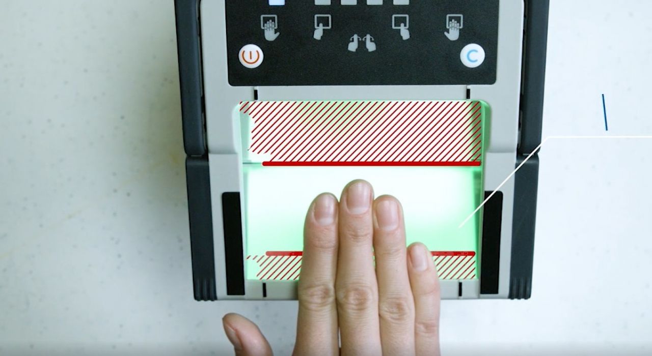 Биометрический контроль на границе: кому и зачем нужно сдавать отпечатки пальцев