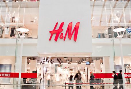 Мама мальчика, которого сняли в рекламе H&M, заступилась за бренд