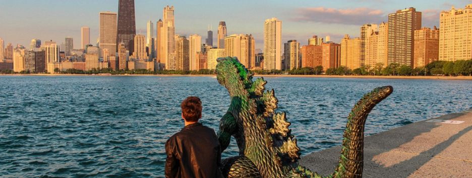 Парень купил Годзиллу за $8, и теперь он путешествует с ней по миру