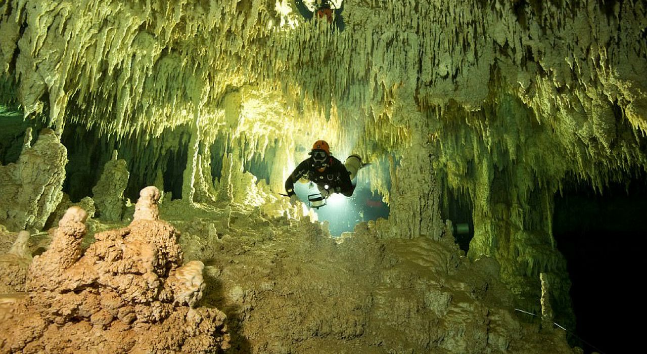 В Мексике обнаружили самую большую подводную пещеру в мире (фото)