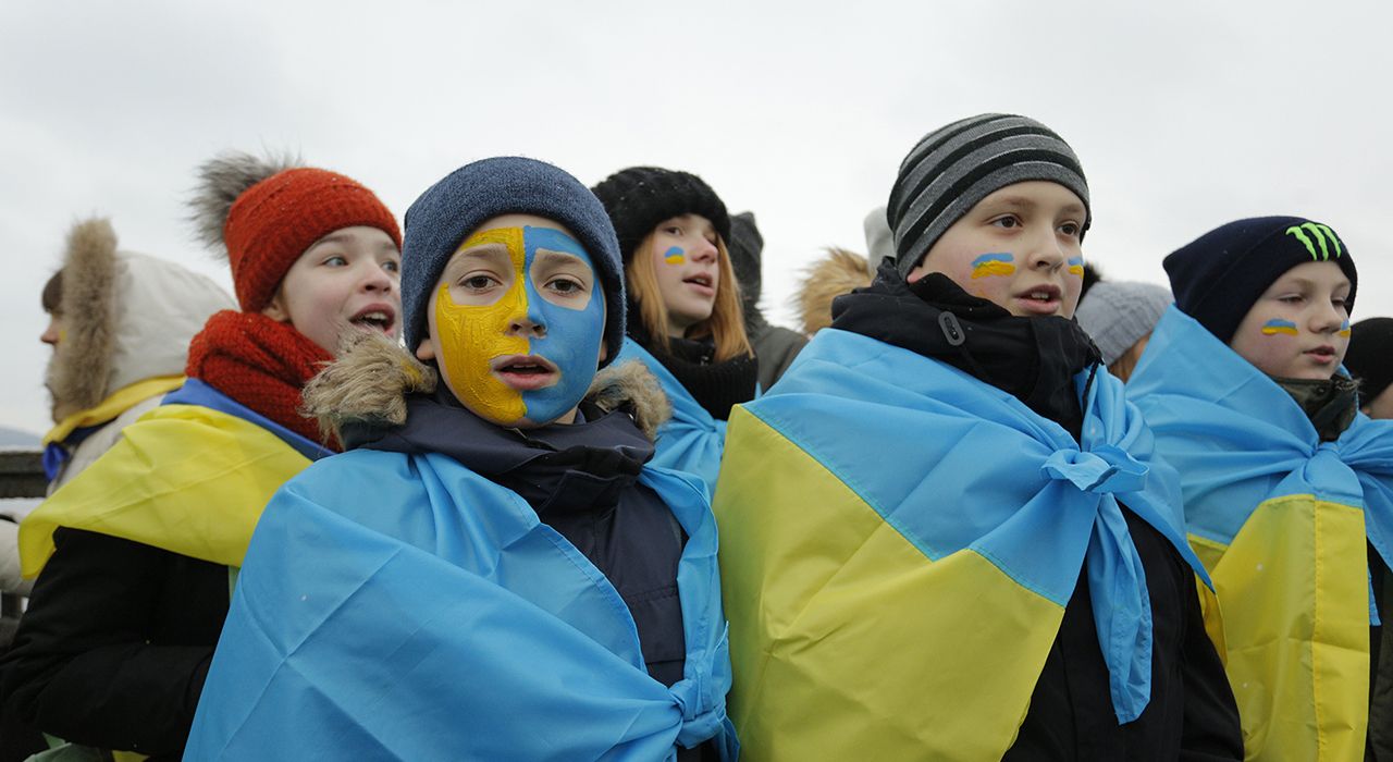 День соборности Украины: в Киеве с флагами и гимном живой цепью соединили берега Днепра