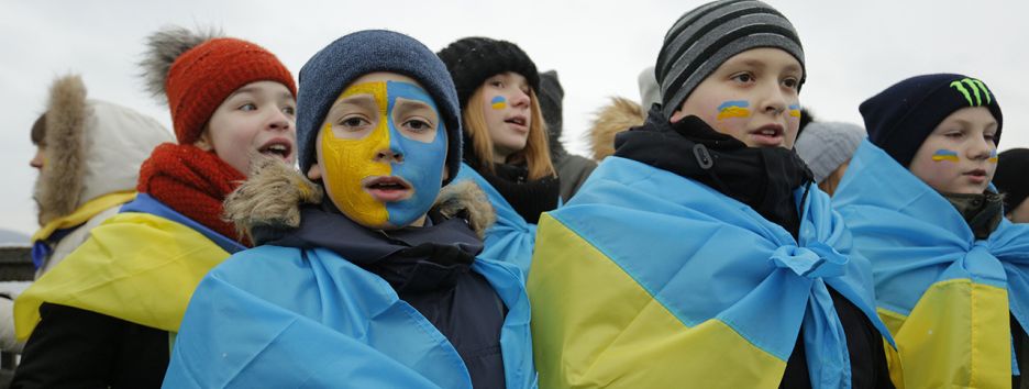 День соборности Украины: в Киеве с флагами и гимном живой цепью соединили берега Днепра