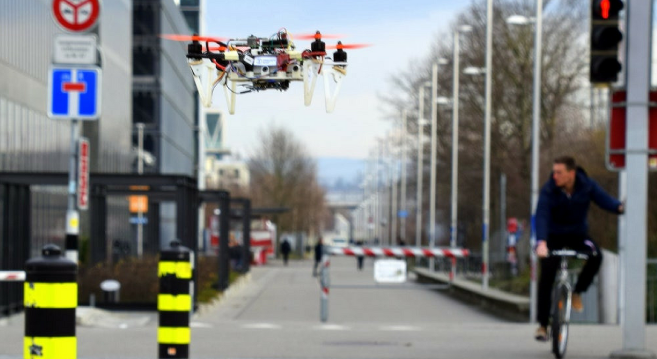 Дроны научили летать по городским улицам, повторяя путь за машинами и велосипедами