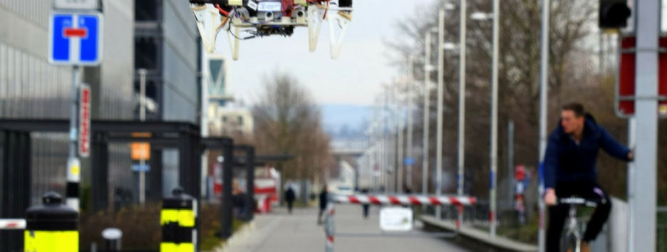 Дроны научили летать по городским улицам, повторяя путь за машинами и велосипедами