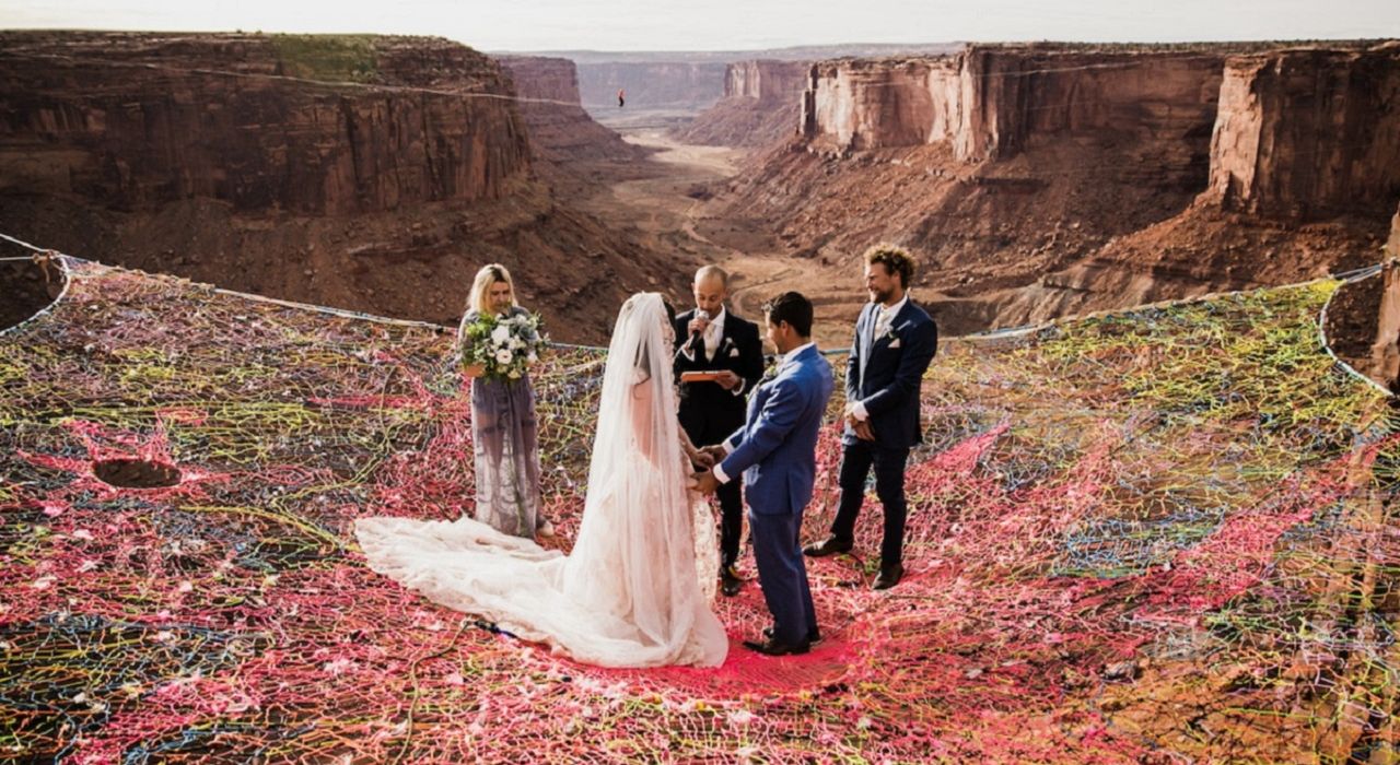 Пара поженилась на высоте в 120 м и сделала невероятные фото