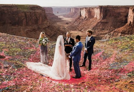 Пара поженилась на высоте в 120 м и сделала невероятные фото