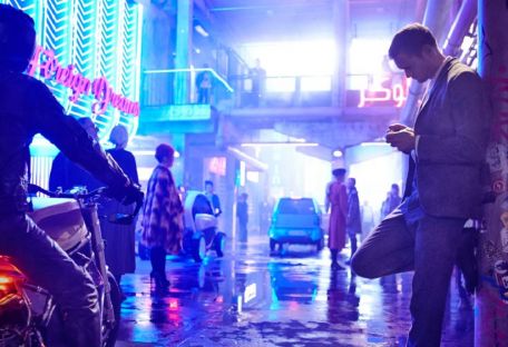 Netflix выпустил первый трейлер к киберпанку «Немой» Дункана Джонса