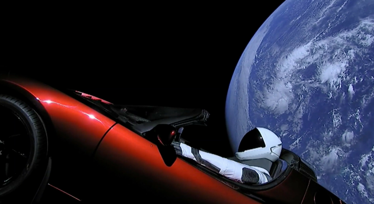 Приключения Tesla в космосе: лучшие реакции соцсетей