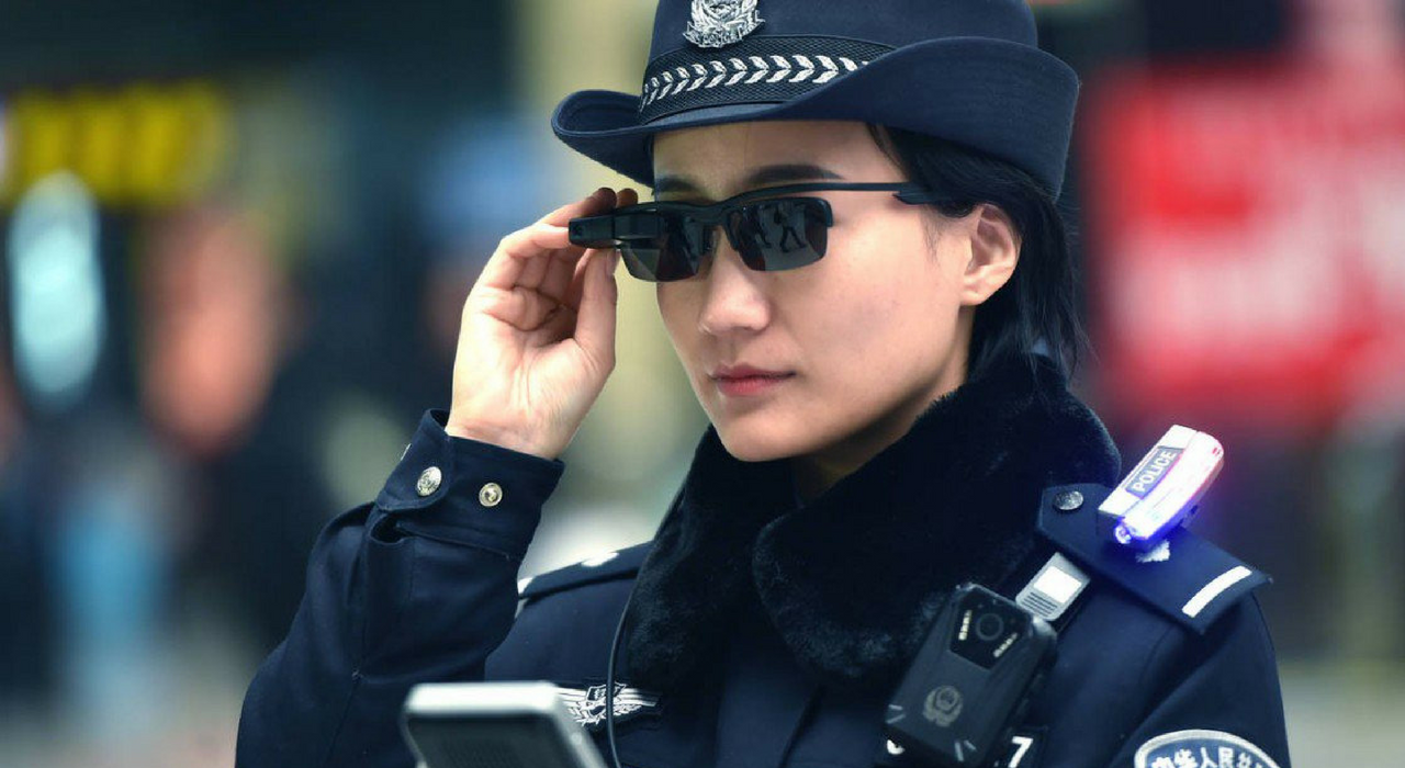 Китайская полиция носит солнцезащитные очки, распознающие лица