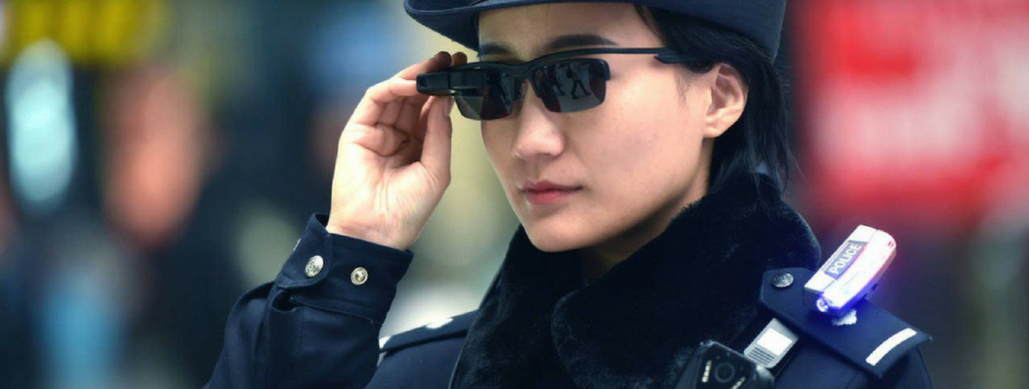 Китайская полиция носит солнцезащитные очки, распознающие лица