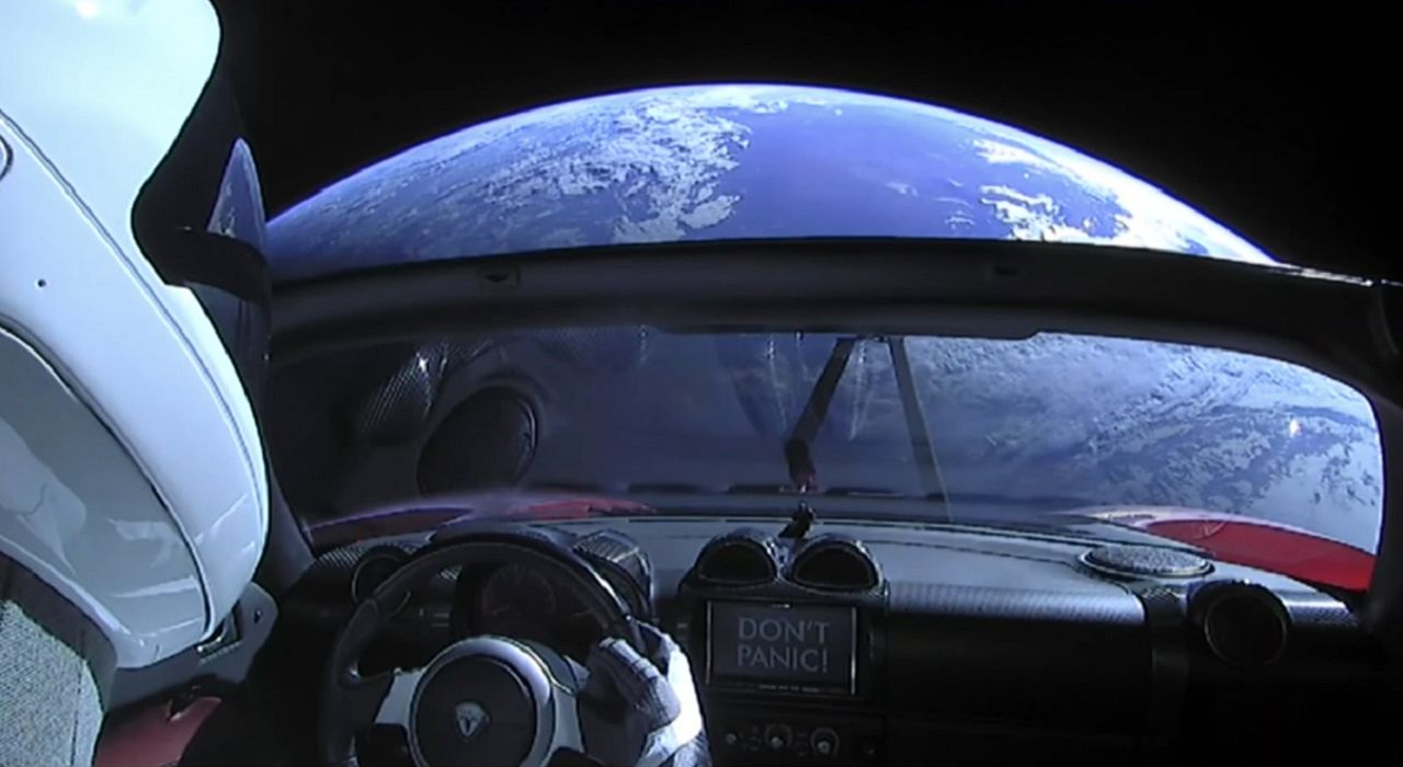 Запущен сайт, который показывает положение Tesla Илона Маска в космосе
