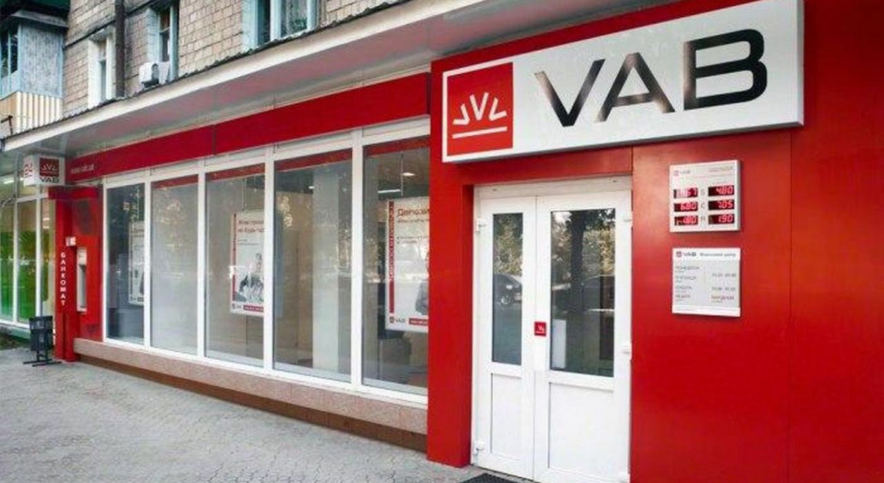 Находящийся в розыске акционер VAB Банка пытается вывести активы