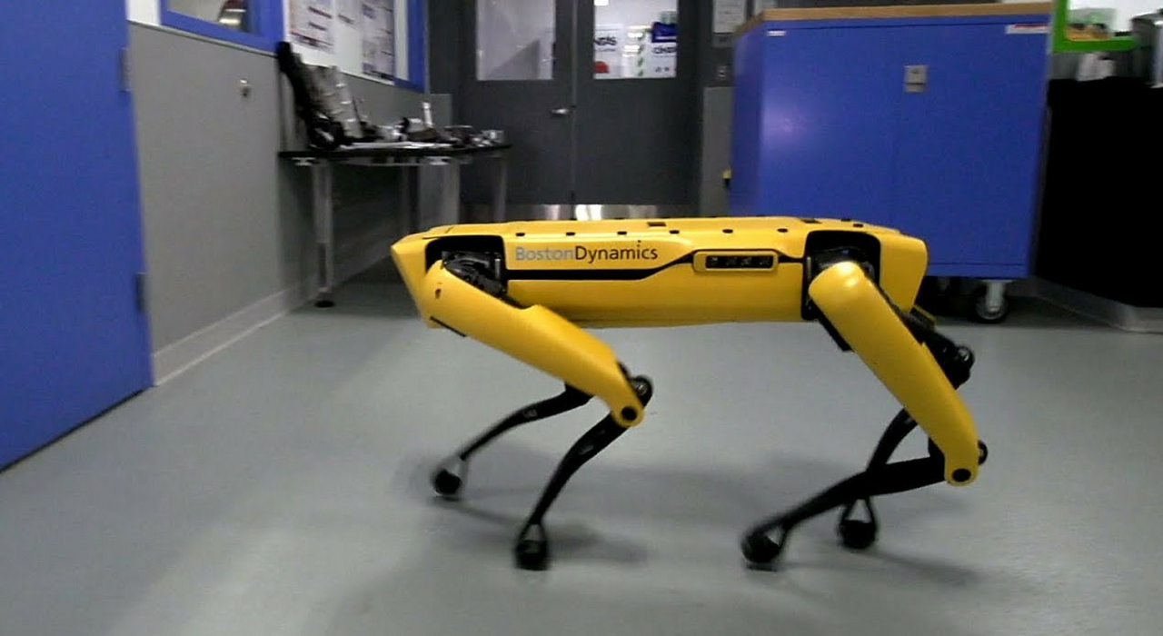 Робот Boston Dynamics снова стал объектом издевательств