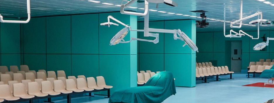 Операционная, отрезанные головы, драконы и змеи на показе Gucci