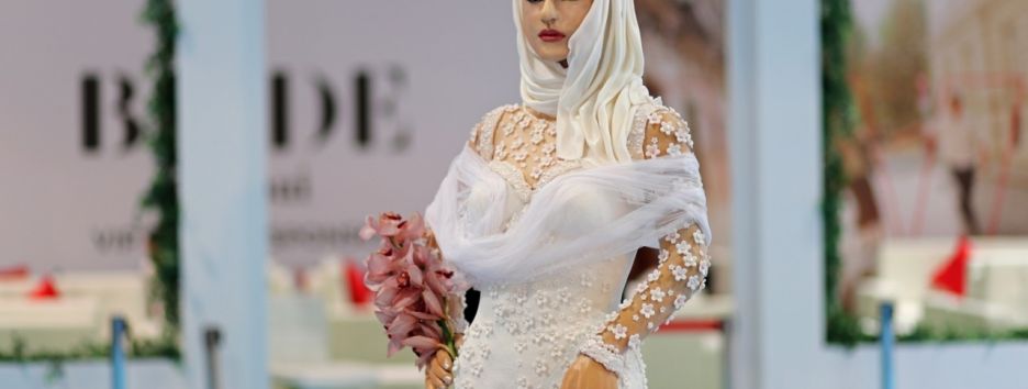 В ОАЭ художница создала торт в виде невесты в полный рост