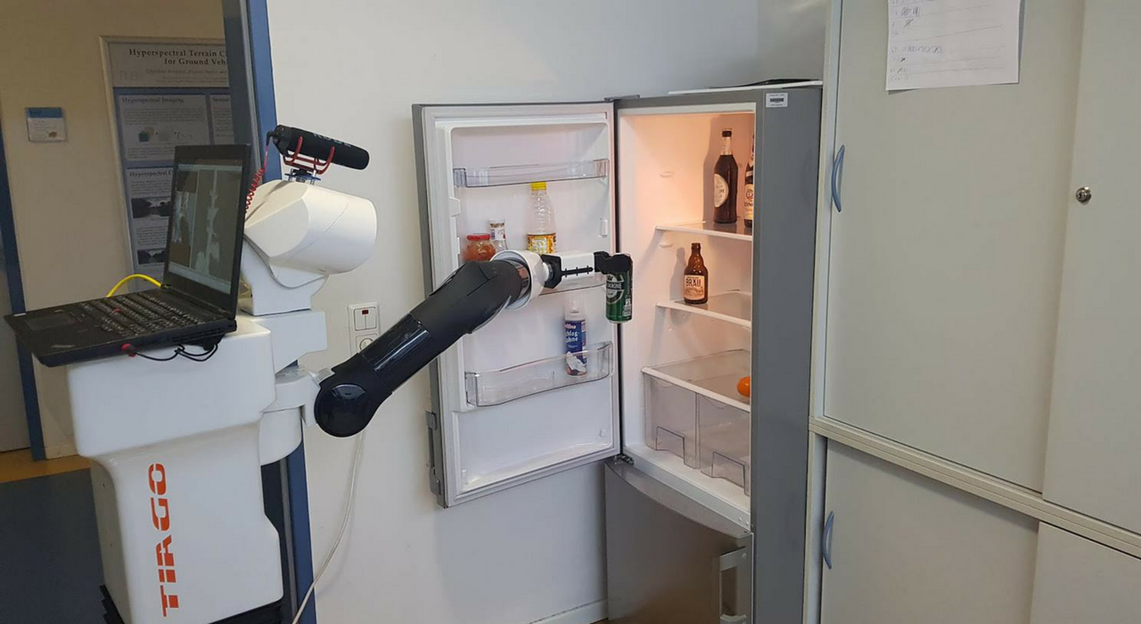 Немецкие инженеры научили робота подавать пиво из холодильника