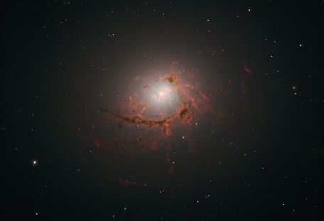 Завораживающая структура галактики NGC 4696: новые фото