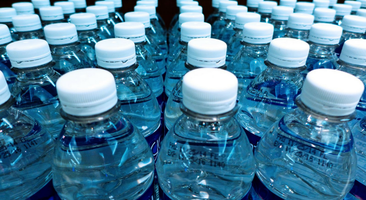 93% бутилированной воды содержит микропластик. Опасно ли это?