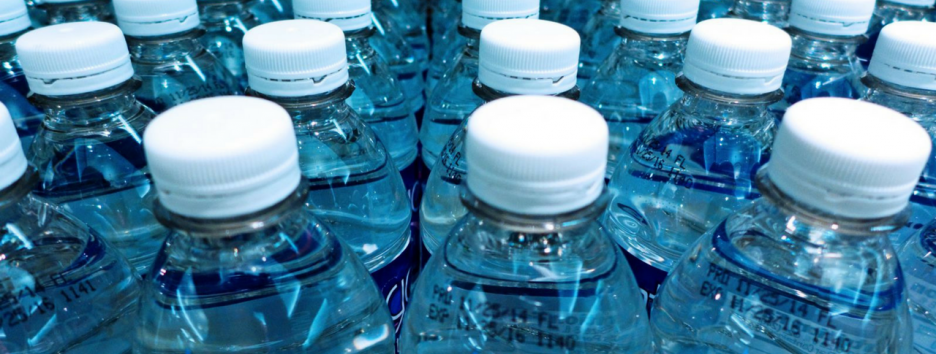 93% бутилированной воды содержит микропластик. Опасно ли это?