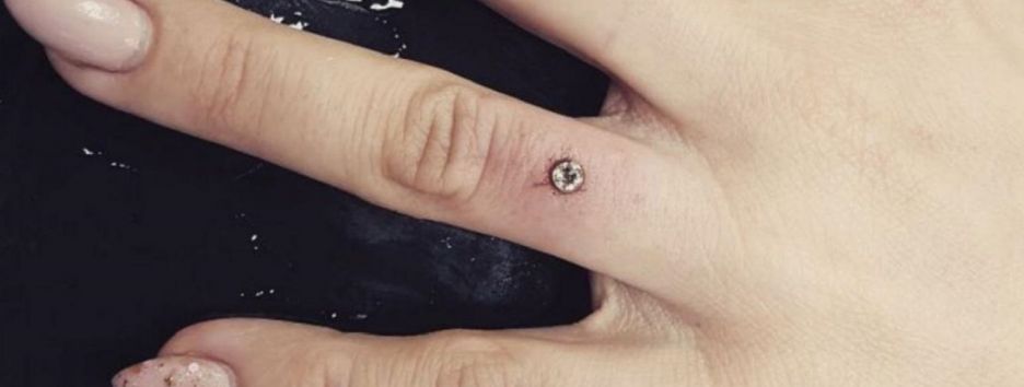 Новый тренд: драгоценные камни в пальцах вместо обручальных колец