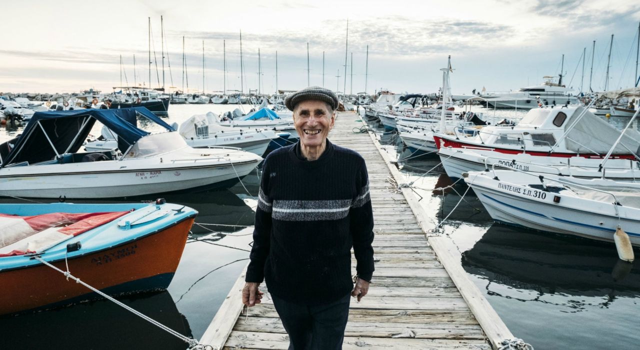 Путешественник из Панасовки: история 79-летнего скульптора Валерия, которому организовали поездку в Грецию