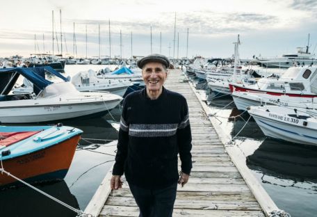 Путешественник из Панасовки: история 79-летнего скульптора Валерия, которому организовали поездку в Грецию