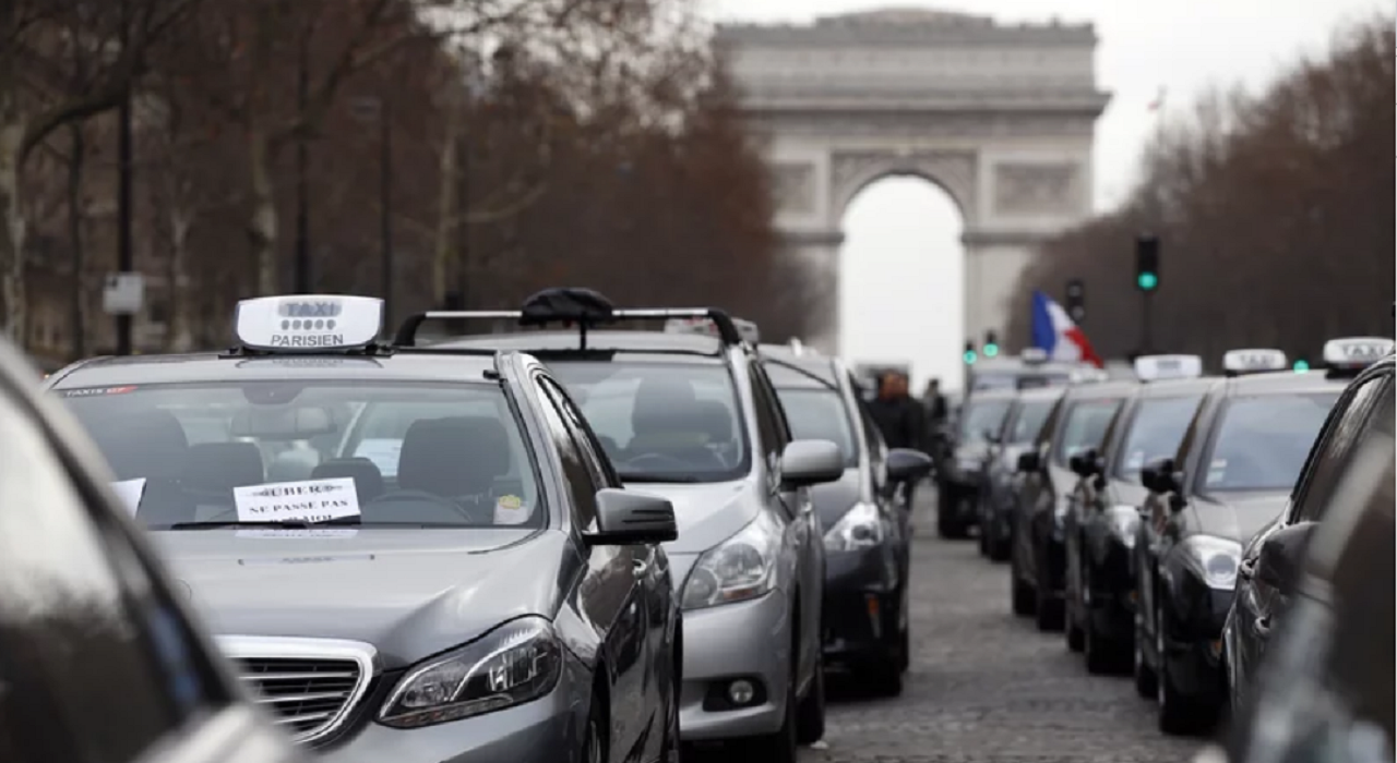 Французские таксисты посещают уроки этикета, чтобы получить высокий рейтинг в Uber