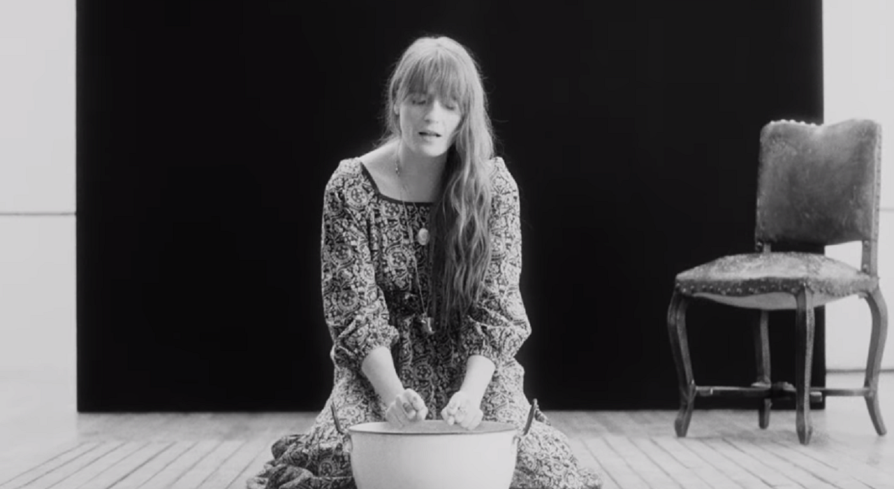 Florence and the Machine представила клип на трек Sky Full of Song