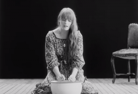 Florence and the Machine представила клип на трек Sky Full of Song